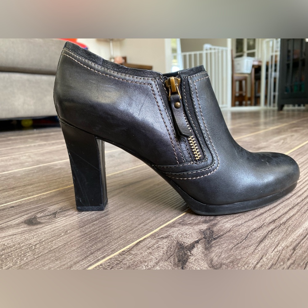 Naturalizer “Annabel” black heeled zip up leather ankle booties rubber heel - Picture 2 of 12
